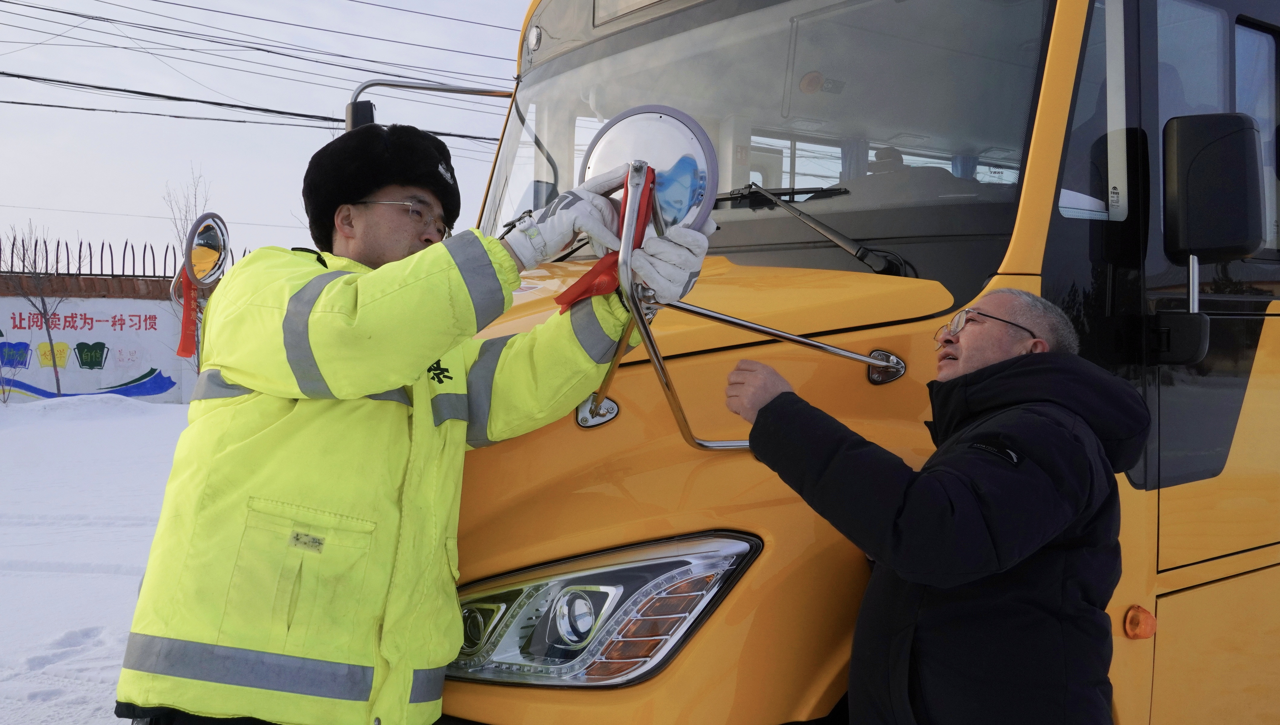 民警对校车的反光镜进行检查.jpg 民警对校车的反光镜进行检查.jpg