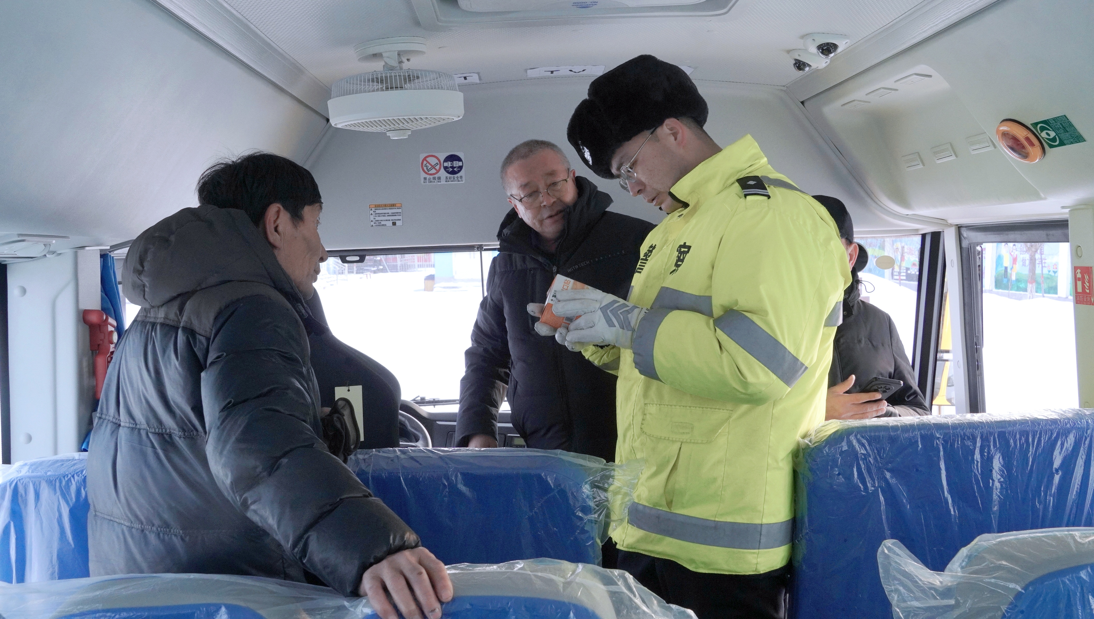 民警对校车的急救要求进行检查.jpg 民警对校车的急救要求进行检查.jpg