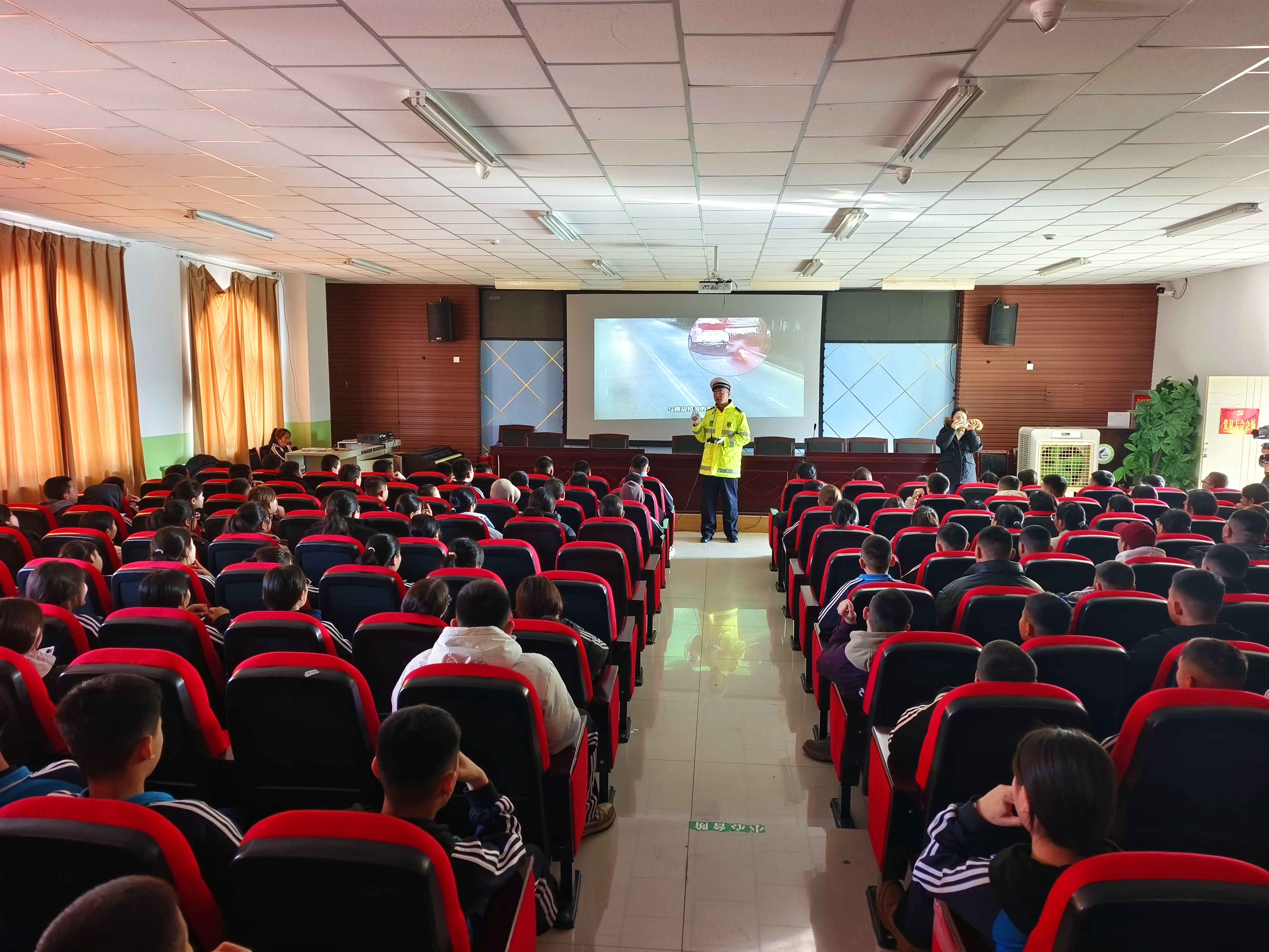 民警为初级中学学生播放警示教育片的行驶上交通安全课 (2).jpg 民警为初级中学学生播放警示教育片的行驶上交通安全课 (2).jpg
