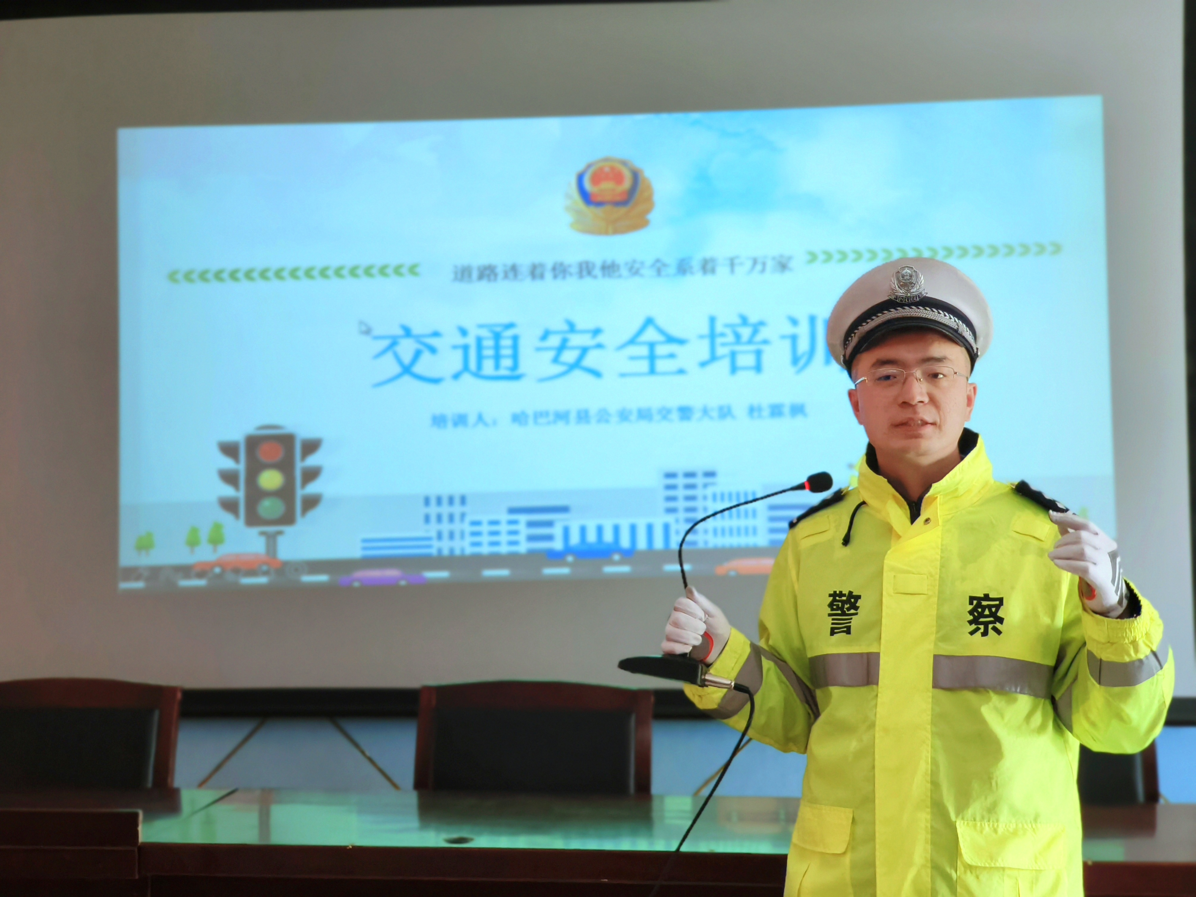 民警为县初级中学学生上开学交通安全第一课.jpg 民警为县初级中学学生上开学交通安全第一课.jpg