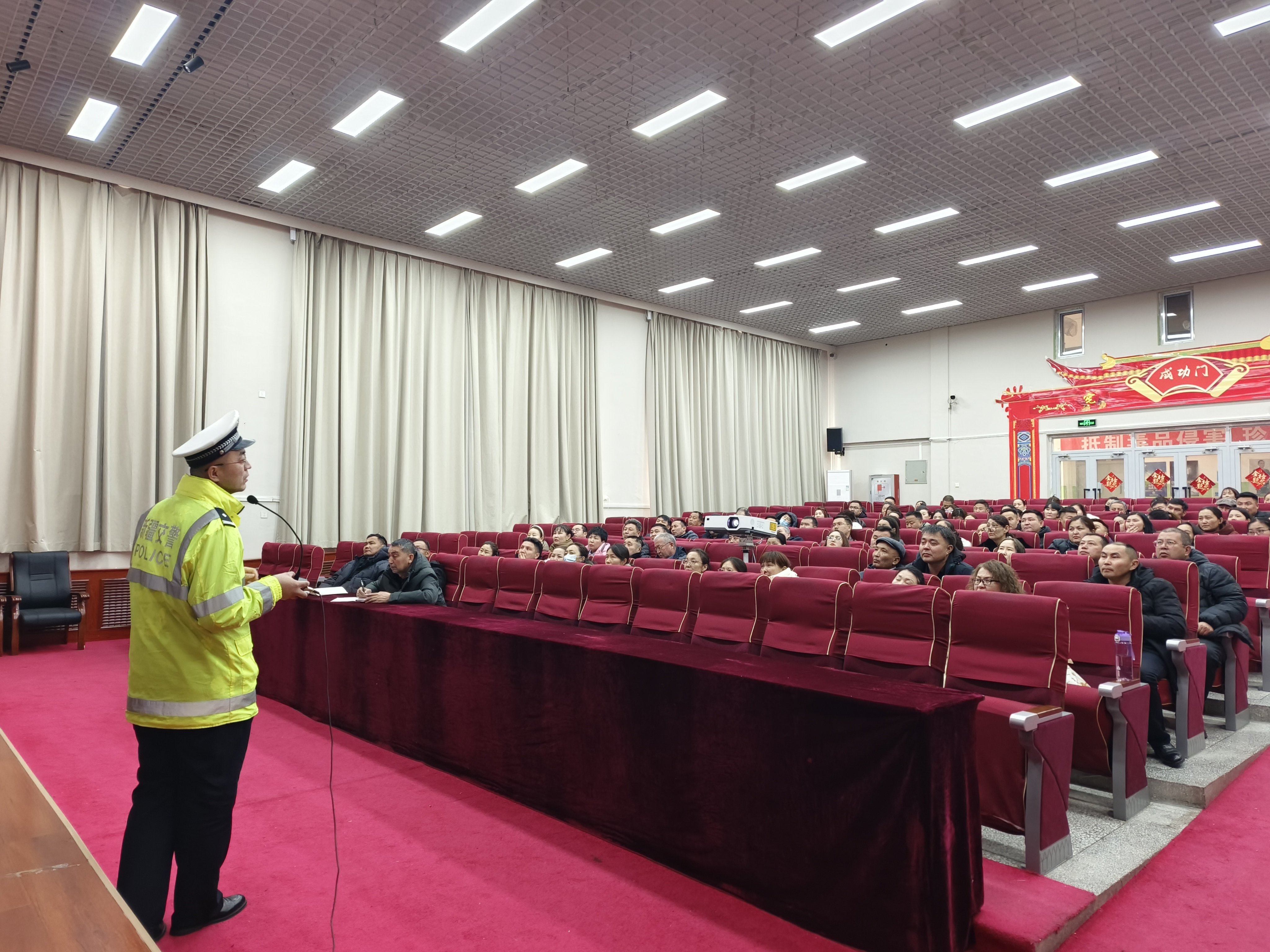 民警向各中小学校的校领导及老师讲解交通事故典型案例.jpg 民警向各中小学校的校领导及老师讲解交通事故典型案例.jpg