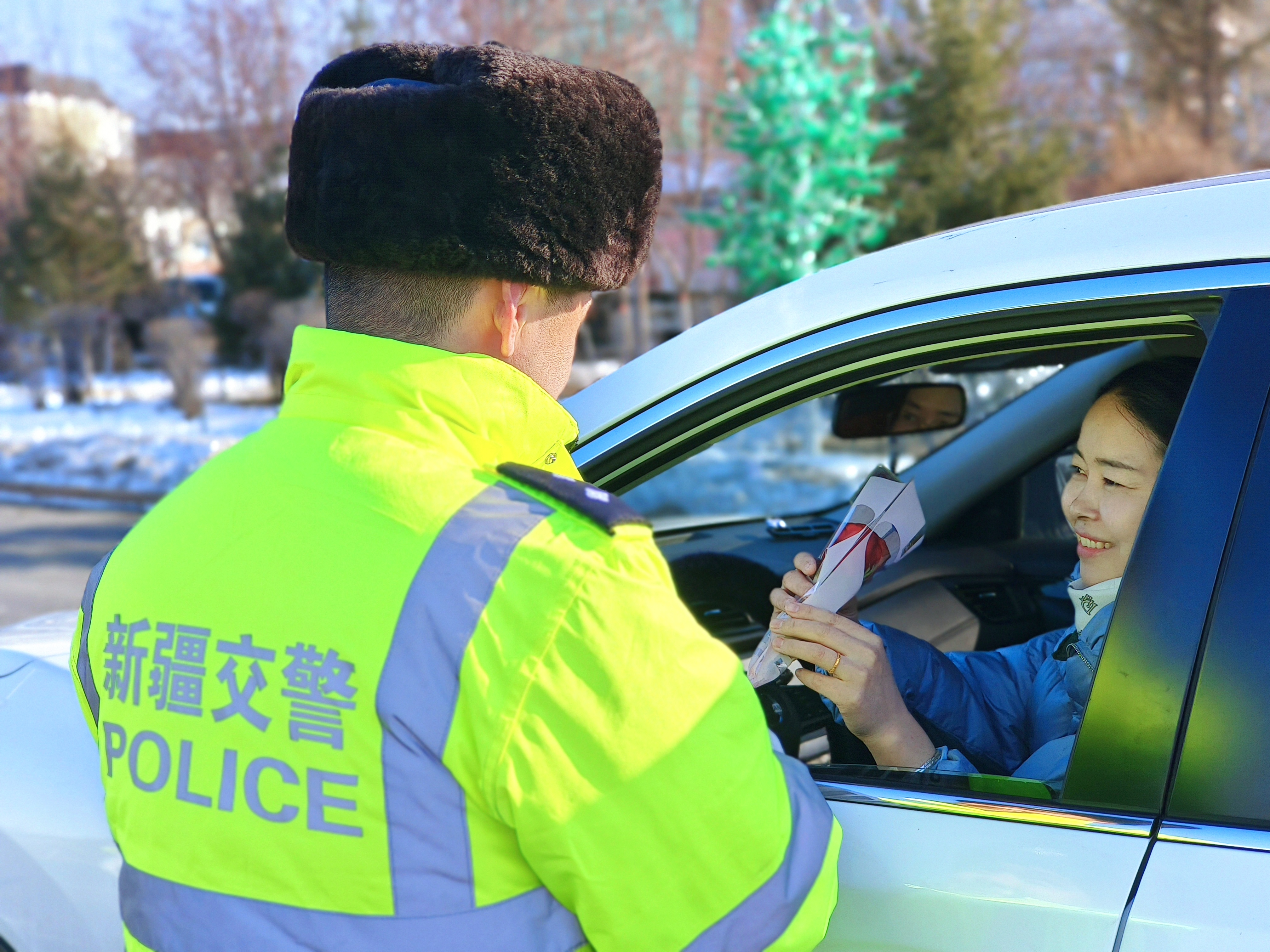 民警为系好安全带的女司机送去鲜花.jpg 民警为系好安全带的女司机送去鲜花.jpg