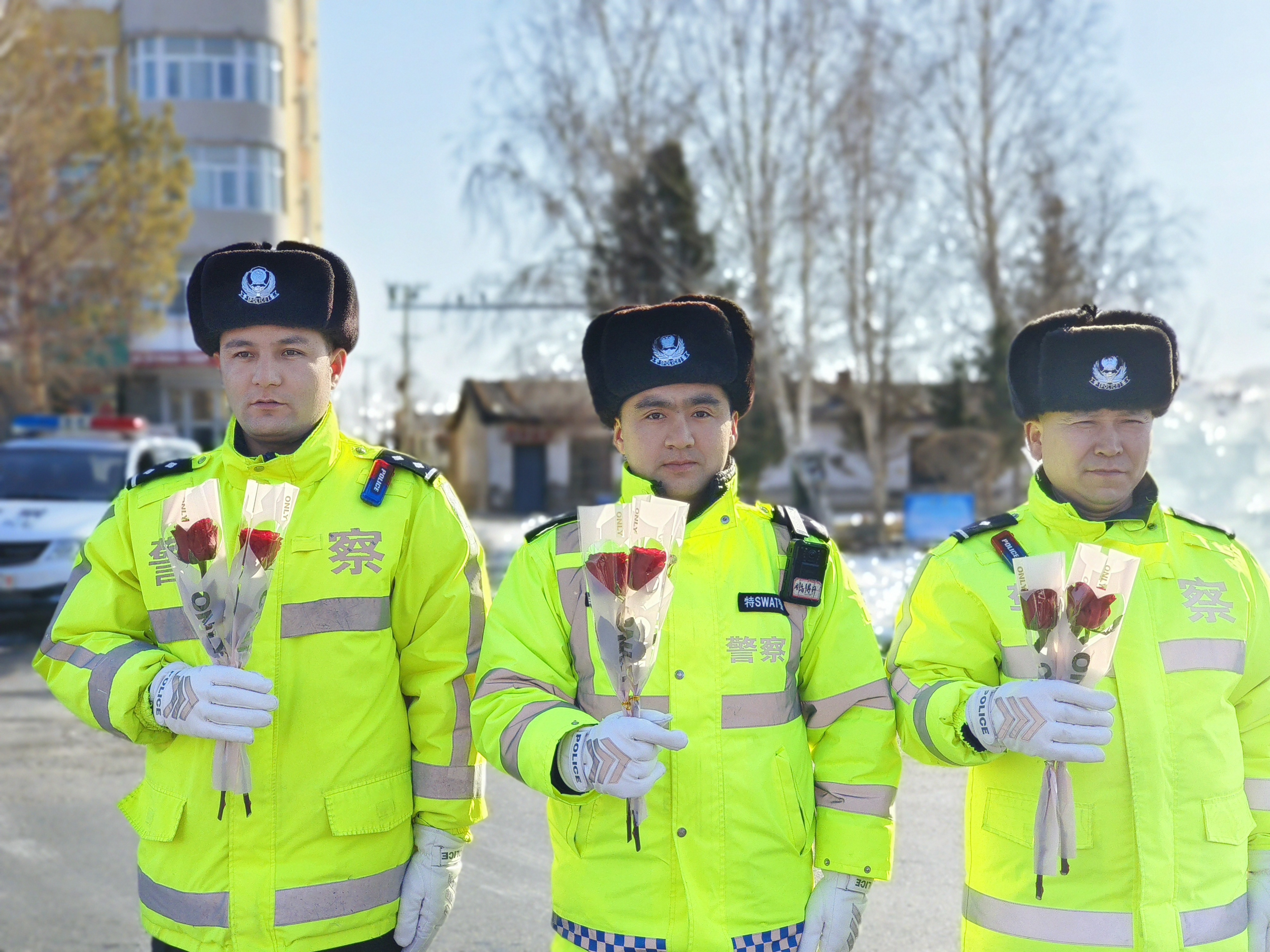 民警为遵纪守法的驾驶员准备鲜花.jpg 民警为遵纪守法的驾驶员准备鲜花.jpg