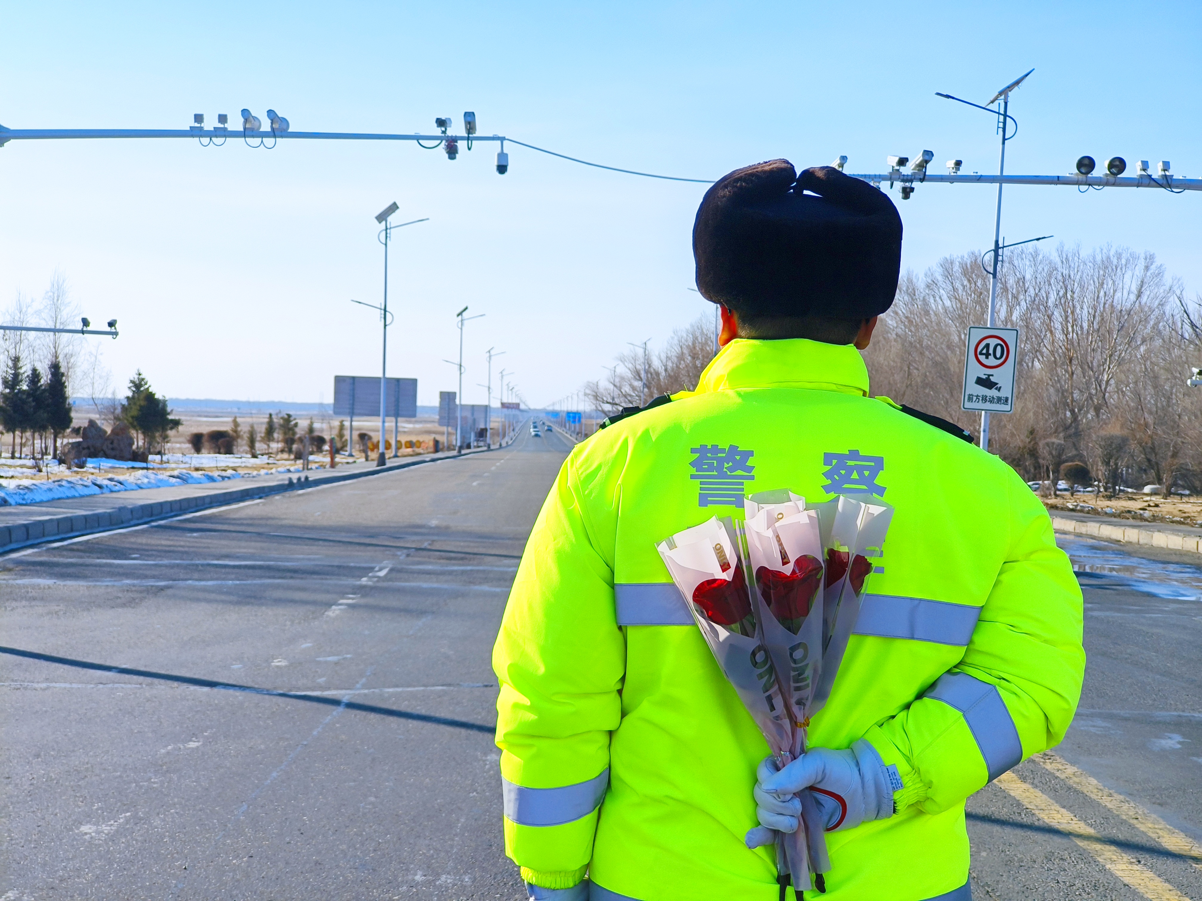 哈巴河交警“浪漫”执法为文明女司机送鲜花.jpg 哈巴河交警“浪漫”执法为文明女司机送鲜花.jpg