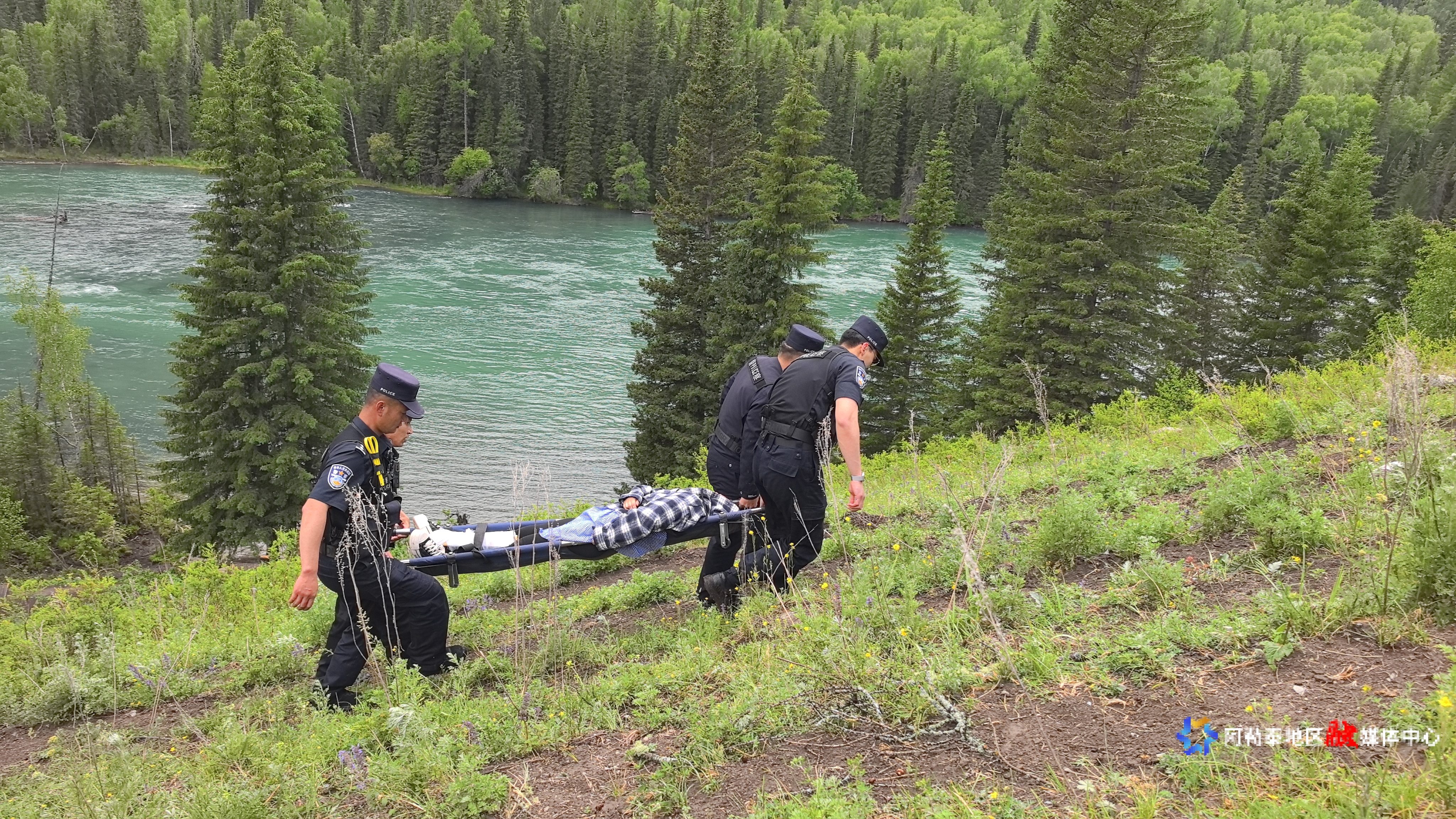 图为民警在湿滑路段抬送受伤游客