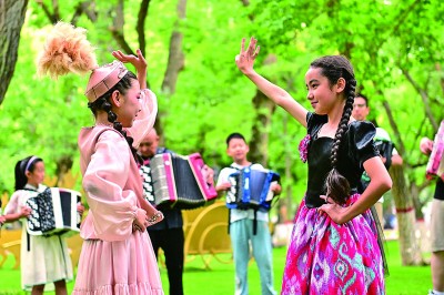 天山南北处处呈现繁荣景象 天山南北处处呈现繁荣景象