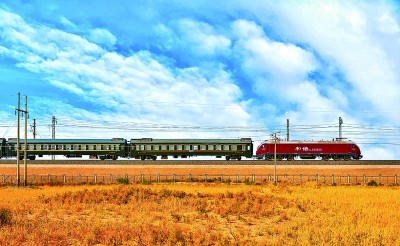 天山南北处处呈现繁荣景象 天山南北处处呈现繁荣景象