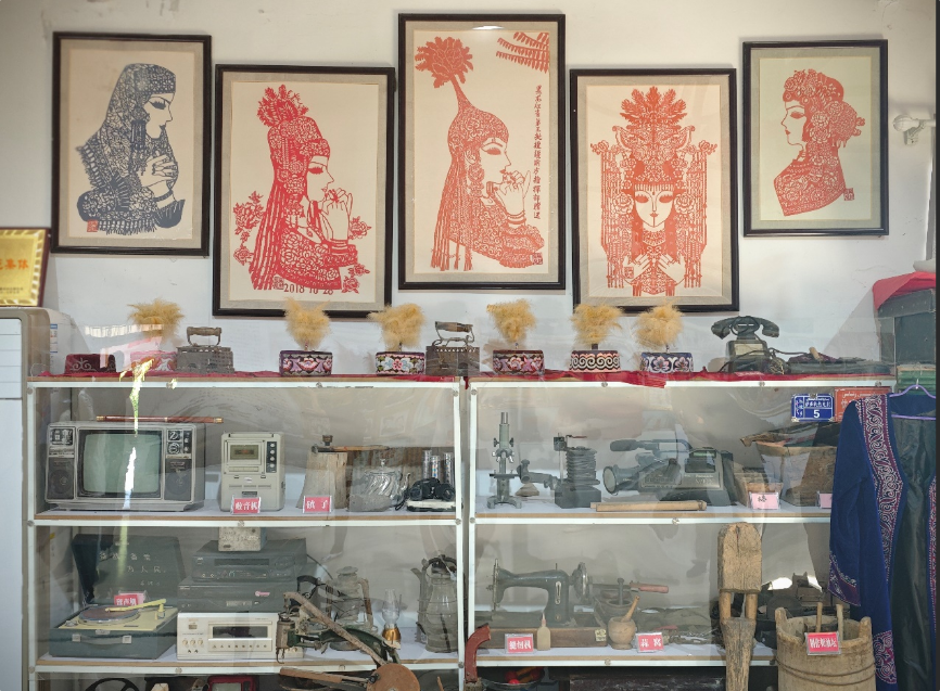 “户儿家”文化大院内的老物件。吕路萍 摄 “户儿家”文化大院内的老物件。吕路萍 摄