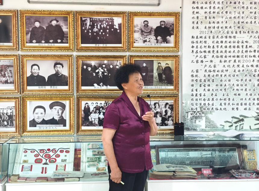 “户儿家”文化大院馆长李红秀为采访团讲解民族团结故事。吕路萍 摄 “户儿家”文化大院馆长李红秀为采访团讲解民族团结故事。吕路萍 摄
