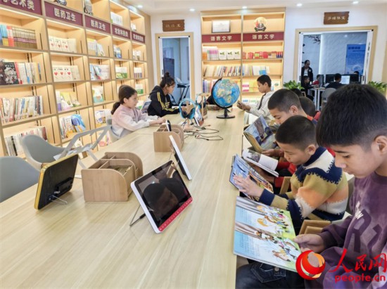 阿依丁库勒村图书馆内,孩子们正在阅读。人民网记者 陈新辉摄 阿依丁库勒村图书馆内,孩子们正在阅读。人民网记者 陈新辉摄